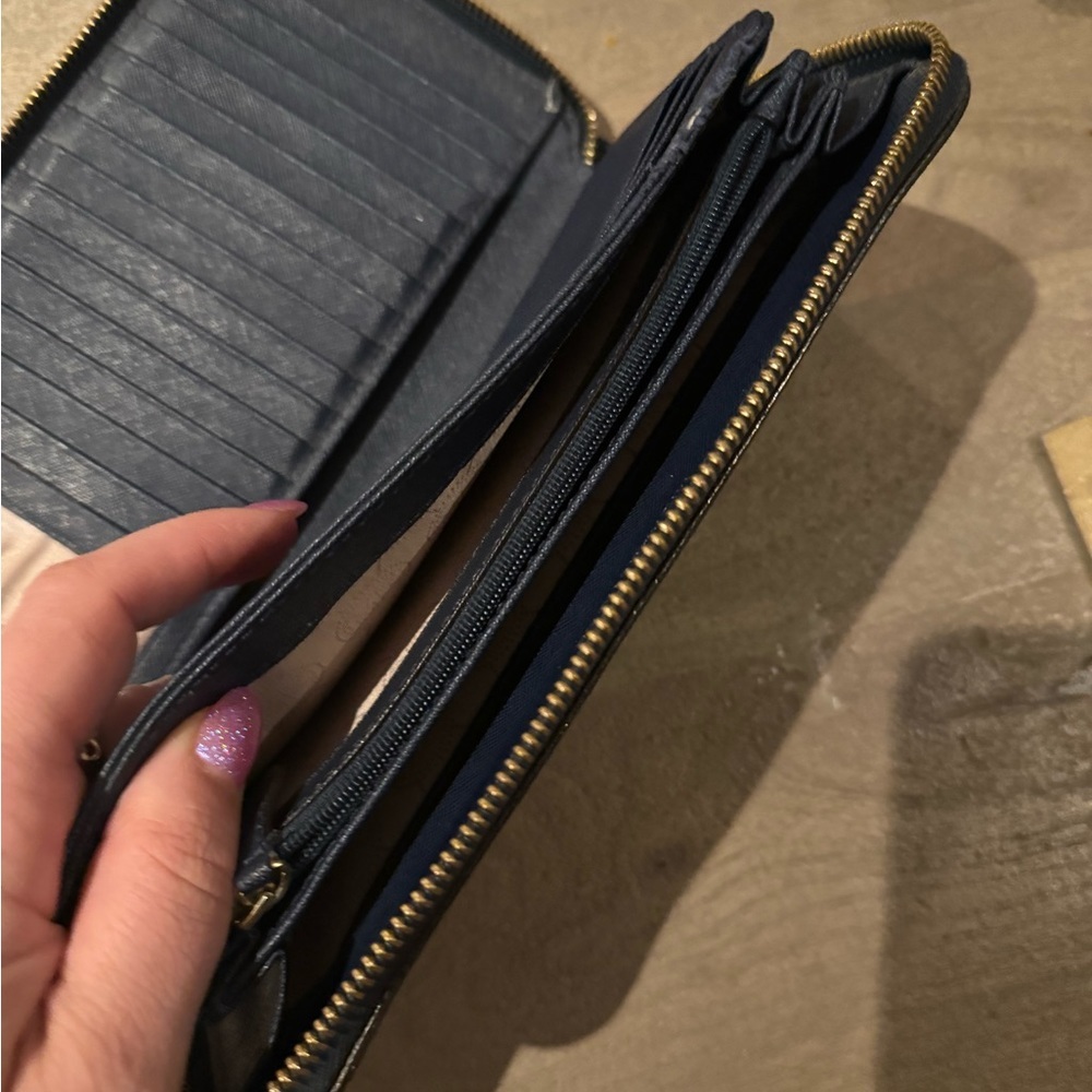 VERY LARGE MICHAEL KORS Jet Set Travel Navy Wallet - Picture 11 of 14
